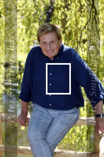 Castricum 7 juni 2021
Boekpresentatie Henny Huisman . Henny krijgt het eerste boek uit handen van Jacques d Ancona