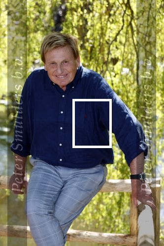 Castricum 7 juni 2021
Boekpresentatie Henny Huisman . Henny krijgt het eerste boek uit handen van Jacques d Ancona