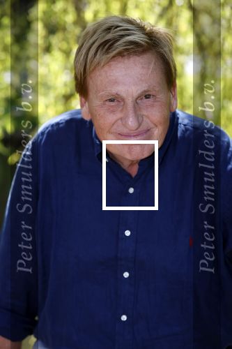 Castricum 7 juni 2021
Boekpresentatie Henny Huisman . Henny krijgt het eerste boek uit handen van Jacques d Ancona