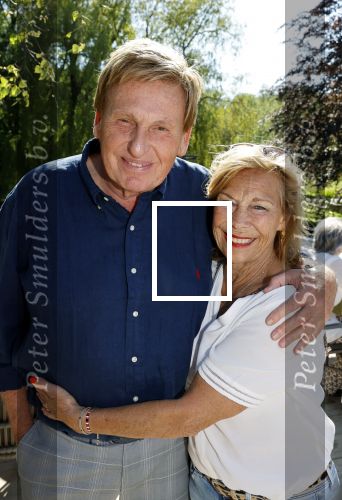Castricum 7 juni 2021
Boekpresentatie Henny Huisman . Henny krijgt het eerste boek uit handen van Jacques d Ancona