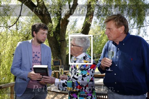 Castricum 7 juni 2021
Boekpresentatie Henny Huisman . Henny krijgt het eerste boek uit handen van Jacques d Ancona