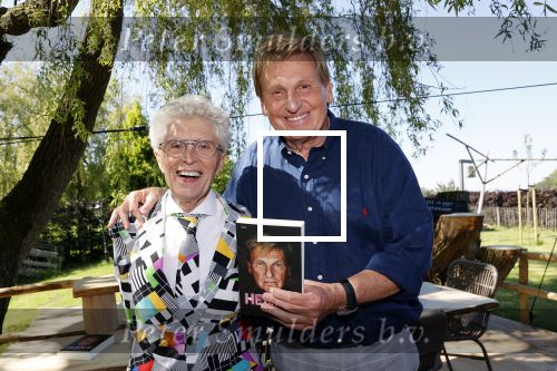 Castricum 7 juni 2021
Boekpresentatie Henny Huisman . Henny krijgt het eerste boek uit handen van Jacques d Ancona