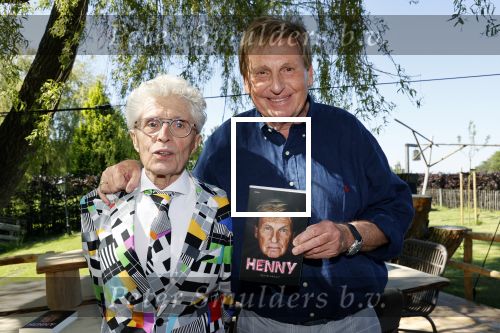 Castricum 7 juni 2021
Boekpresentatie Henny Huisman . Henny krijgt het eerste boek uit handen van Jacques d Ancona