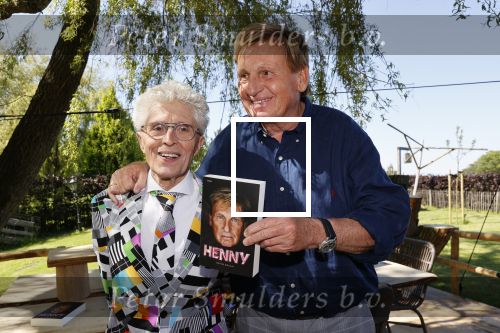 Castricum 7 juni 2021
Boekpresentatie Henny Huisman . Henny krijgt het eerste boek uit handen van Jacques d Ancona