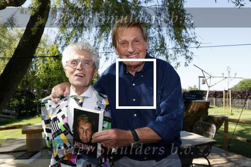 Castricum 7 juni 2021
Boekpresentatie Henny Huisman . Henny krijgt het eerste boek uit handen van Jacques d Ancona
