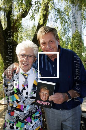 Castricum 7 juni 2021
Boekpresentatie Henny Huisman . Henny krijgt het eerste boek uit handen van Jacques d Ancona