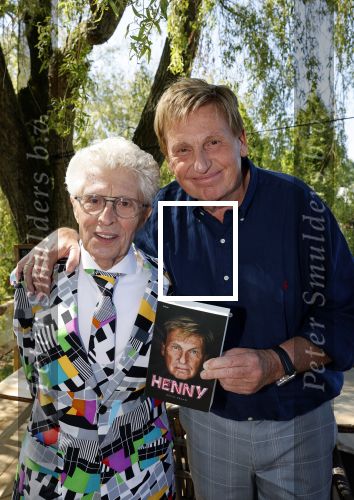Castricum 7 juni 2021
Boekpresentatie Henny Huisman . Henny krijgt het eerste boek uit handen van Jacques d Ancona
