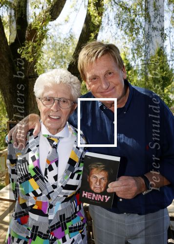 Castricum 7 juni 2021
Boekpresentatie Henny Huisman . Henny krijgt het eerste boek uit handen van Jacques d Ancona