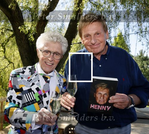 Castricum 7 juni 2021
Boekpresentatie Henny Huisman . Henny krijgt het eerste boek uit handen van Jacques d Ancona