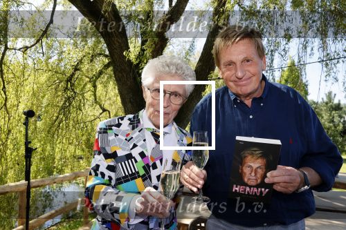 Castricum 7 juni 2021
Boekpresentatie Henny Huisman . Henny krijgt het eerste boek uit handen van Jacques d Ancona