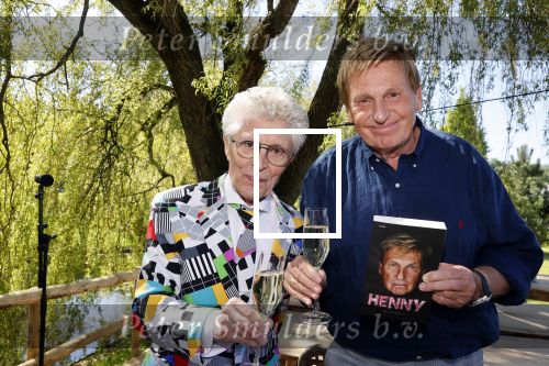 Castricum 7 juni 2021
Boekpresentatie Henny Huisman . Henny krijgt het eerste boek uit handen van Jacques d Ancona