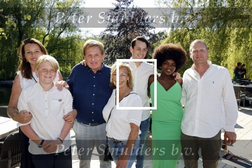 Castricum 7 juni 2021
Boekpresentatie Henny Huisman . Henny krijgt het eerste boek uit handen van Jacques d Ancona. Henny met zijn gezin