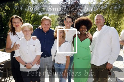 Castricum 7 juni 2021
Boekpresentatie Henny Huisman . Henny krijgt het eerste boek uit handen van Jacques d Ancona. Henny met zijn gezin