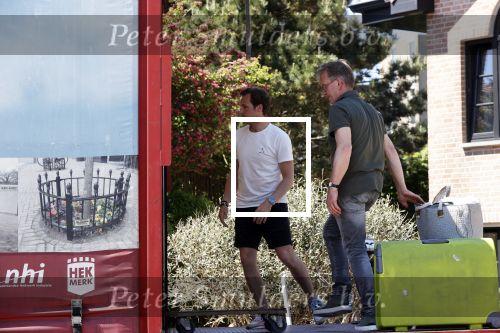 Noordwijk 31 mei en 1 juni 2021
Het nieuwe huis van Martien en Erica Meiland. Ze verhuizen vanuit Hengelo naar Noordwijk.
Aanwezig Martien Meiland Erica Meiland Maxime Meiland met dochter Claire en partner Leroy Molkenboer Montana Meiland met vrien Dirk Hoogstraten. Ook broer Jaap meiland en zijn vrouw Evelien helpen mee.