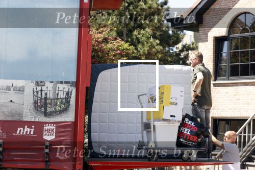 Noordwijk 31 mei en 1 juni 2021
Het nieuwe huis van Martien en Erica Meiland. Ze verhuizen vanuit Hengelo naar Noordwijk.
Aanwezig Martien Meiland Erica Meiland Maxime Meiland met dochter Claire en partner Leroy Molkenboer Montana Meiland met vrien Dirk Hoogstraten. Ook broer Jaap meiland en zijn vrouw Evelien helpen mee.