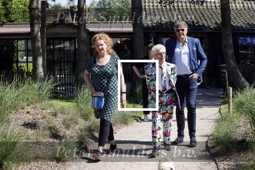 Castricum 7 juni 2021
Boekpresentatie Henny Huisman . Henny krijgt het eerste boek uit handen van Jacques d Ancona