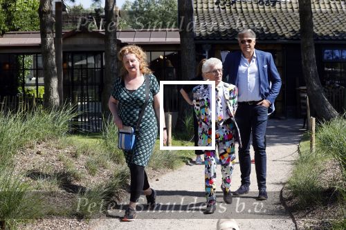 Castricum 7 juni 2021
Boekpresentatie Henny Huisman . Henny krijgt het eerste boek uit handen van Jacques d Ancona