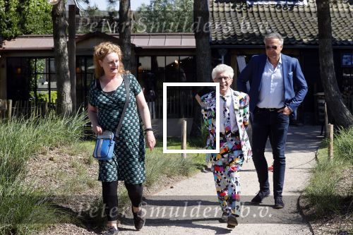 Castricum 7 juni 2021
Boekpresentatie Henny Huisman . Henny krijgt het eerste boek uit handen van Jacques d Ancona