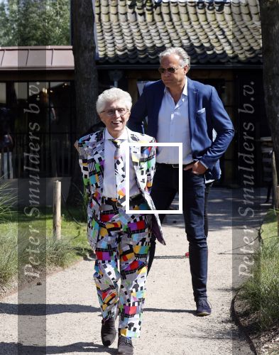 Castricum 7 juni 2021
Boekpresentatie Henny Huisman . Henny krijgt het eerste boek uit handen van Jacques d Ancona