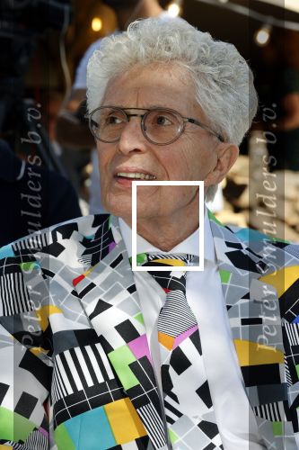 Castricum 7 juni 2021
Boekpresentatie Henny Huisman . Henny krijgt het eerste boek uit handen van Jacques d Ancona