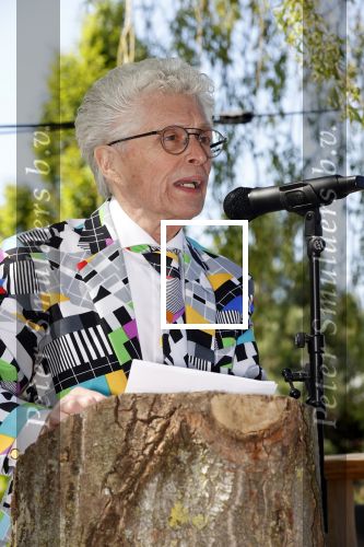 Castricum 7 juni 2021
Boekpresentatie Henny Huisman . Henny krijgt het eerste boek uit handen van Jacques d Ancona