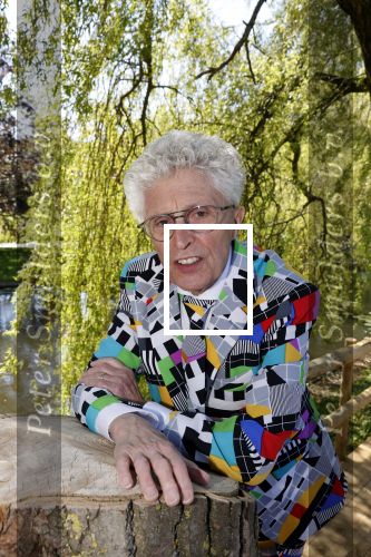 Castricum 7 juni 2021
Boekpresentatie Henny Huisman . Henny krijgt het eerste boek uit handen van Jacques d Ancona