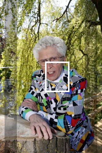 Castricum 7 juni 2021
Boekpresentatie Henny Huisman . Henny krijgt het eerste boek uit handen van Jacques d Ancona