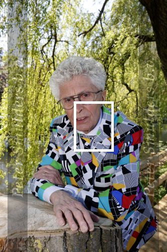 Castricum 7 juni 2021
Boekpresentatie Henny Huisman . Henny krijgt het eerste boek uit handen van Jacques d Ancona