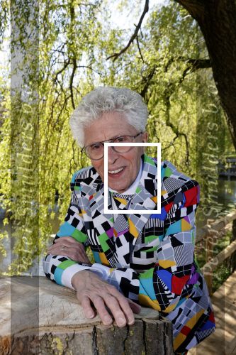 Castricum 7 juni 2021
Boekpresentatie Henny Huisman . Henny krijgt het eerste boek uit handen van Jacques d Ancona