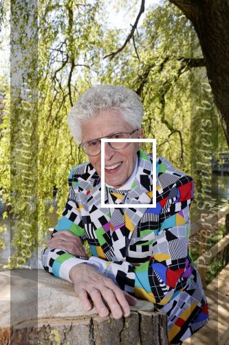 Castricum 7 juni 2021
Boekpresentatie Henny Huisman . Henny krijgt het eerste boek uit handen van Jacques d Ancona
