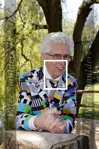 Castricum 7 juni 2021
Boekpresentatie Henny Huisman . Henny krijgt het eerste boek uit handen van Jacques d Ancona