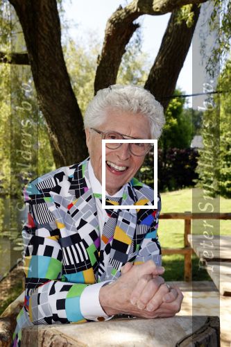 Castricum 7 juni 2021
Boekpresentatie Henny Huisman . Henny krijgt het eerste boek uit handen van Jacques d Ancona