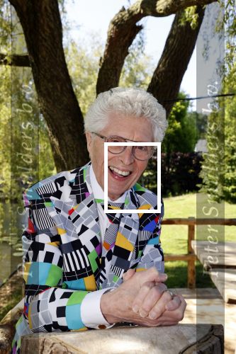 Castricum 7 juni 2021
Boekpresentatie Henny Huisman . Henny krijgt het eerste boek uit handen van Jacques d Ancona