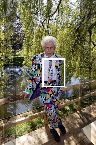 Castricum 7 juni 2021
Boekpresentatie Henny Huisman . Henny krijgt het eerste boek uit handen van Jacques d Ancona
