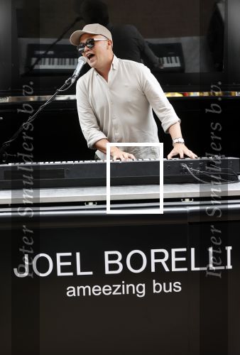 Amsterdam 19 juni 2021
Joel Borelli in zijn Ameezing bus iop de pc hooftstraat.