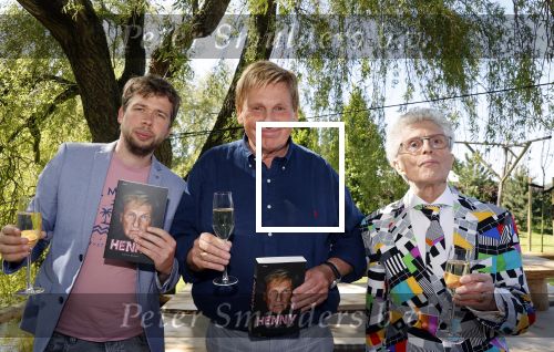 Castricum 7 juni 2021
Boekpresentatie Henny Huisman . Henny krijgt het eerste boek uit handen van Jacques d Ancona