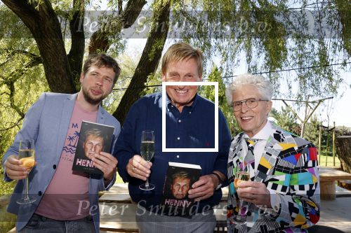 Castricum 7 juni 2021
Boekpresentatie Henny Huisman . Henny krijgt het eerste boek uit handen van Jacques d Ancona