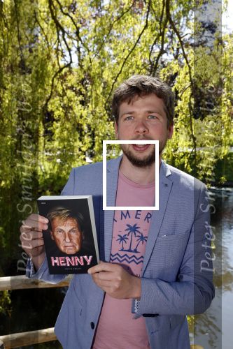 Castricum 7 juni 2021
Boekpresentatie Henny Huisman . Henny krijgt het eerste boek uit handen van Jacques d Ancona. Kevin Kraan de schrijver van het boek