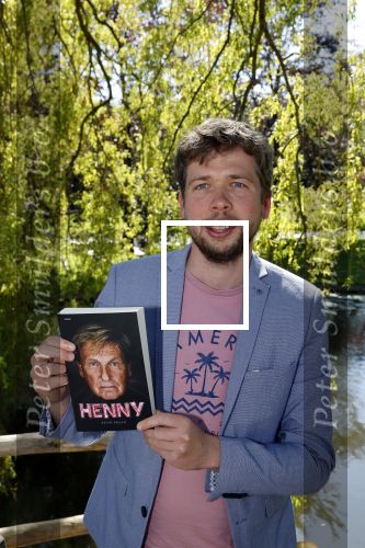 Castricum 7 juni 2021
Boekpresentatie Henny Huisman . Henny krijgt het eerste boek uit handen van Jacques d Ancona. Kevin Kraan de schrijver van het boek