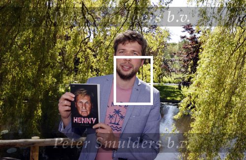 Castricum 7 juni 2021
Boekpresentatie Henny Huisman . Henny krijgt het eerste boek uit handen van Jacques d Ancona. Kevin Kraan de schrijver van het boek