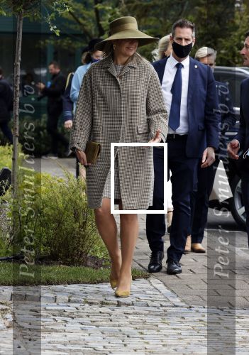 Weesp 26 mei 2021
Koningin Maxima bezoekt de firma Smit&zoon die dit jaar 200 jaar bestaan. Maxima draagt mondkapje en een nieuwe armband die ze van haar man Koning Willem Alexander heeft gehad voor haar 50e verjaardag.