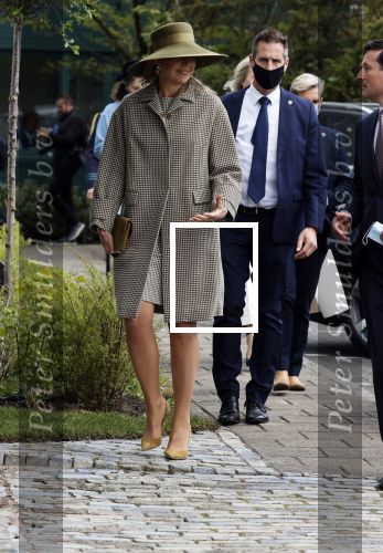 Weesp 26 mei 2021
Koningin Maxima bezoekt de firma Smit&zoon die dit jaar 200 jaar bestaan. Maxima draagt mondkapje en een nieuwe armband die ze van haar man Koning Willem Alexander heeft gehad voor haar 50e verjaardag.