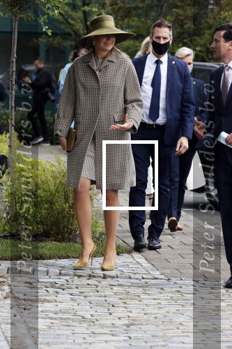 Weesp 26 mei 2021
Koningin Maxima bezoekt de firma Smit&zoon die dit jaar 200 jaar bestaan. Maxima draagt mondkapje en een nieuwe armband die ze van haar man Koning Willem Alexander heeft gehad voor haar 50e verjaardag.