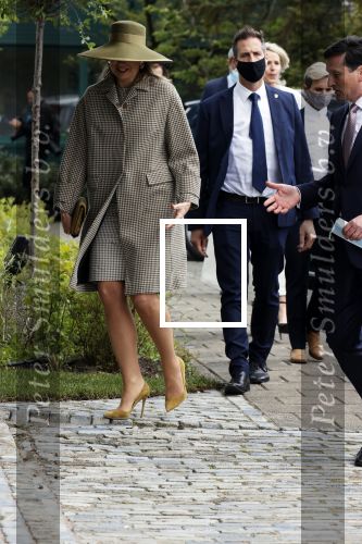 Weesp 26 mei 2021
Koningin Maxima bezoekt de firma Smit&zoon die dit jaar 200 jaar bestaan. Maxima draagt mondkapje en een nieuwe armband die ze van haar man Koning Willem Alexander heeft gehad voor haar 50e verjaardag.
