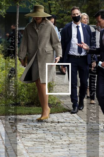 Weesp 26 mei 2021
Koningin Maxima bezoekt de firma Smit&zoon die dit jaar 200 jaar bestaan. Maxima draagt mondkapje en een nieuwe armband die ze van haar man Koning Willem Alexander heeft gehad voor haar 50e verjaardag.