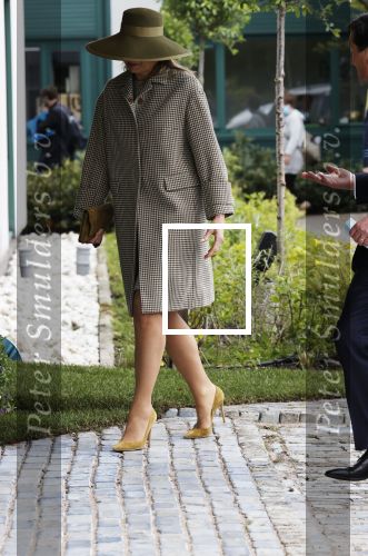 Weesp 26 mei 2021
Koningin Maxima bezoekt de firma Smit&zoon die dit jaar 200 jaar bestaan. Maxima draagt mondkapje en een nieuwe armband die ze van haar man Koning Willem Alexander heeft gehad voor haar 50e verjaardag.