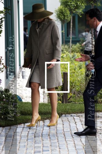 Weesp 26 mei 2021
Koningin Maxima bezoekt de firma Smit&zoon die dit jaar 200 jaar bestaan. Maxima draagt mondkapje en een nieuwe armband die ze van haar man Koning Willem Alexander heeft gehad voor haar 50e verjaardag.