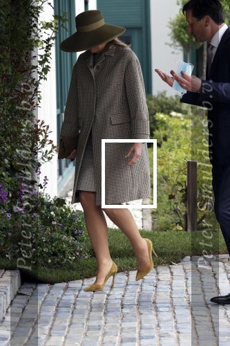 Weesp 26 mei 2021
Koningin Maxima bezoekt de firma Smit&zoon die dit jaar 200 jaar bestaan. Maxima draagt mondkapje en een nieuwe armband die ze van haar man Koning Willem Alexander heeft gehad voor haar 50e verjaardag.