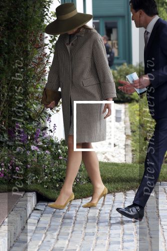 Weesp 26 mei 2021
Koningin Maxima bezoekt de firma Smit&zoon die dit jaar 200 jaar bestaan. Maxima draagt mondkapje en een nieuwe armband die ze van haar man Koning Willem Alexander heeft gehad voor haar 50e verjaardag.