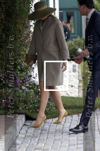 Weesp 26 mei 2021
Koningin Maxima bezoekt de firma Smit&zoon die dit jaar 200 jaar bestaan. Maxima draagt mondkapje en een nieuwe armband die ze van haar man Koning Willem Alexander heeft gehad voor haar 50e verjaardag.